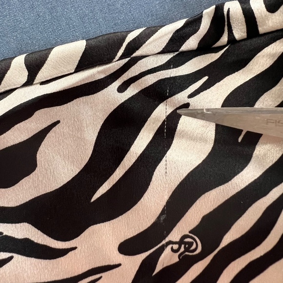 Victoria's Secret Zebra Shorty Kimono style robe Black White Poly Silk ONE SIZE - Picture 11 of 11